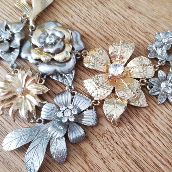 Flower statement necklace - Picture 2 of 3